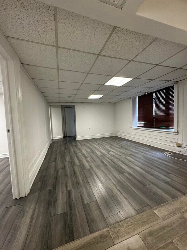 Foto del edificio - 250 Broad Ave