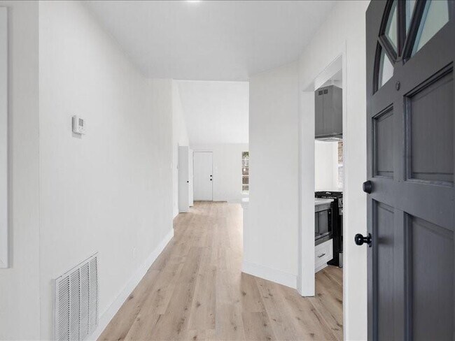Building Photo - 2314 Edgedale Dr