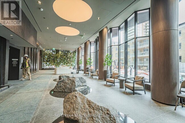 Photo du bâtiment - 120 Broadway Ave