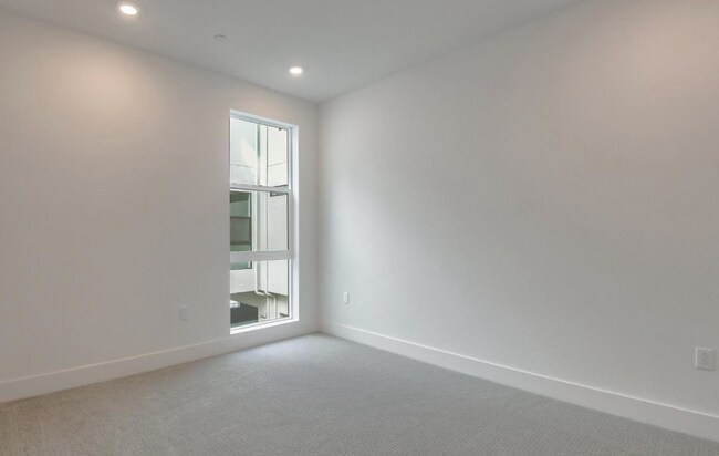 La vivir en el segundo piso, puedes servir como una oficina o habitación adicional - 2950 Sanor Plz