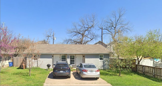 Duplex-RT w/ fenced YRD - 5802 Tracy Lynn Ln