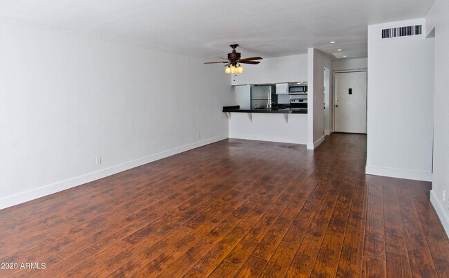 Foto del edificio - 7625 E Camelback Rd