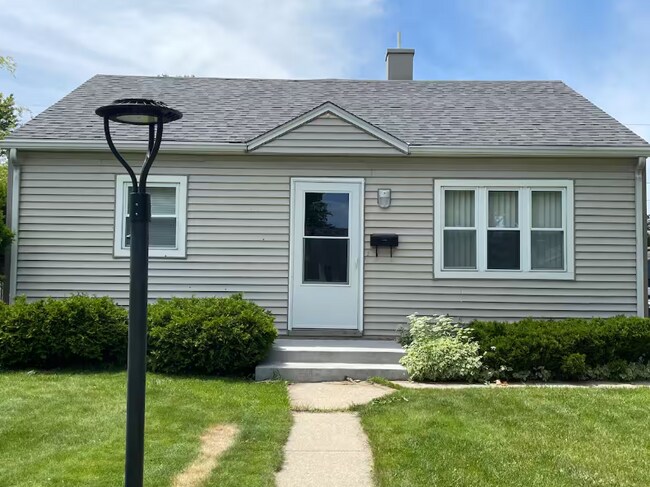 Foto del edificio - Spacious 3-Bedroom Home on a Quiet Residential Street in Milwaukee