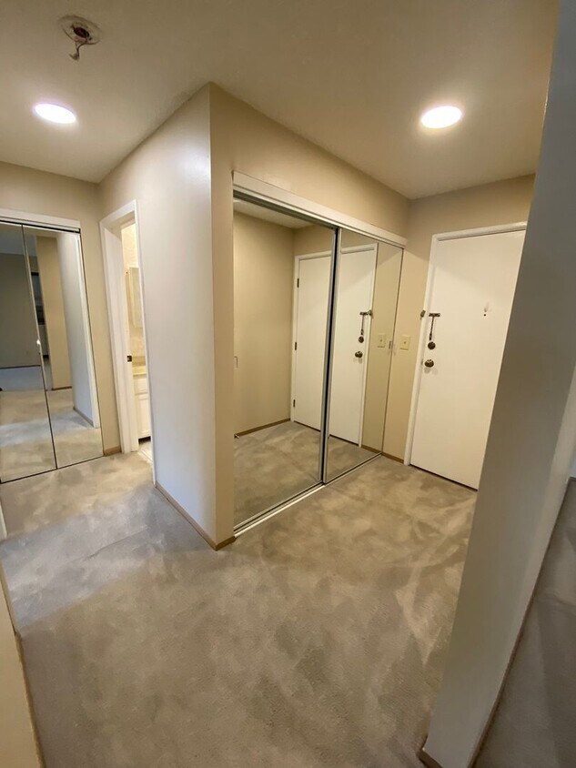 10301 Cedar Lk Rd S Unit 301215, MN 55305 Room for Rent