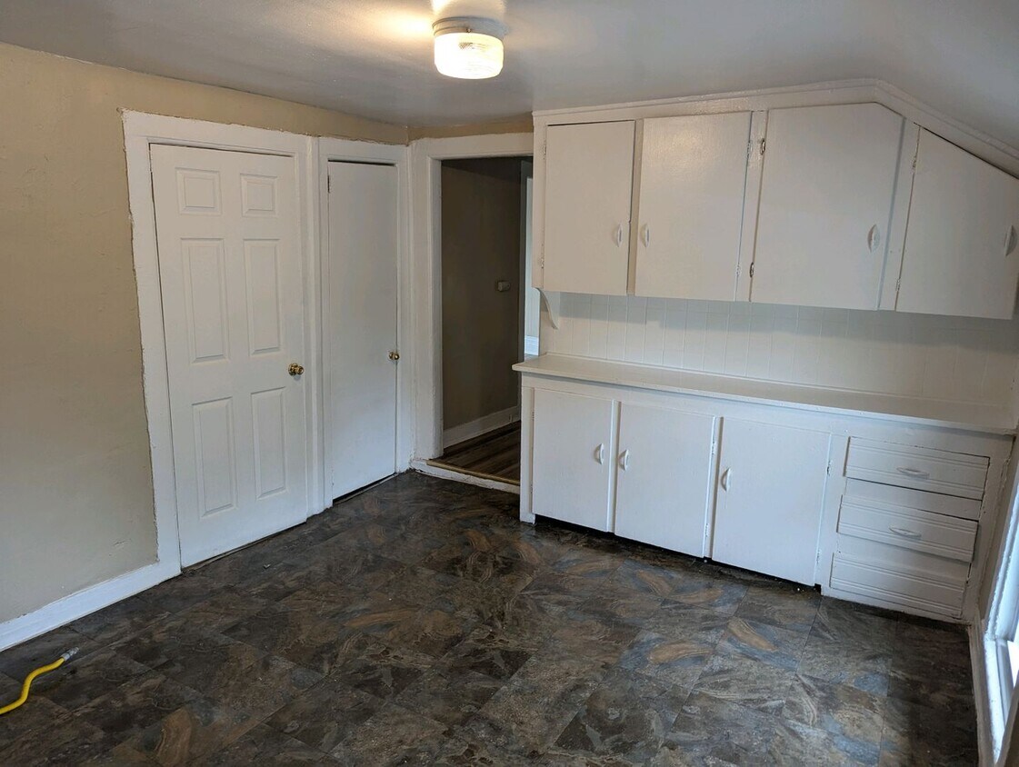 239 Spencer St Unit Up, Rochester, NY 14608 Room for Rent in