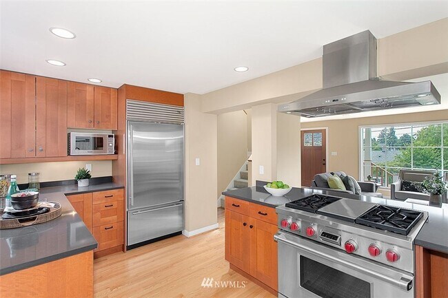 Building Photo - Spacious 4 Bedroom Remodeled Craftsman Hou...