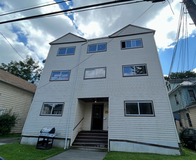 Building Photo - 32 Schiller St
