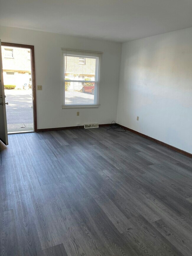 Foto del edificio - 4163 W Ridge Rd