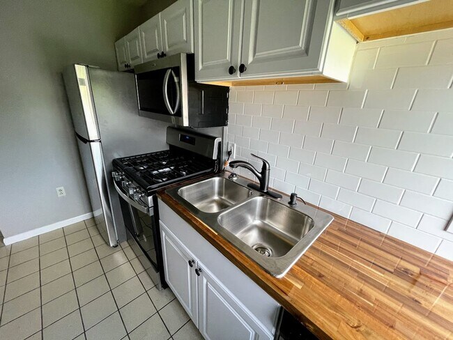 Foto del edificio - 2323 Sidney St