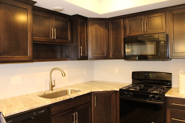 Kitchen - 128 Goldenfield Dr