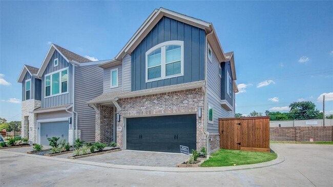 Building Photo - 1202 Kiefer Hill Way