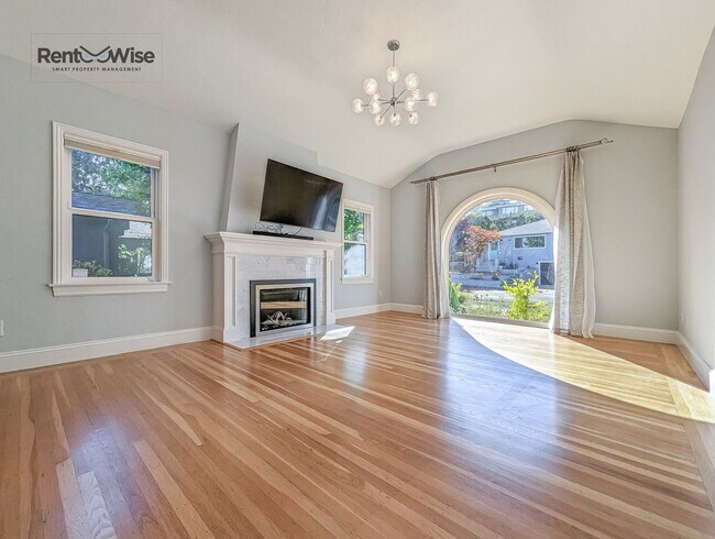Building Photo - 4 br, 3 bath House - 1419 Cordilleras Ave