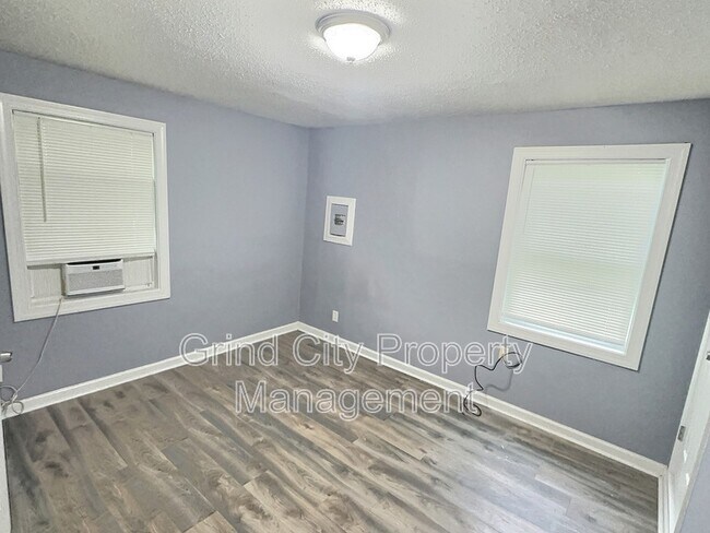 Building Photo - 3042 McAdoo Ave