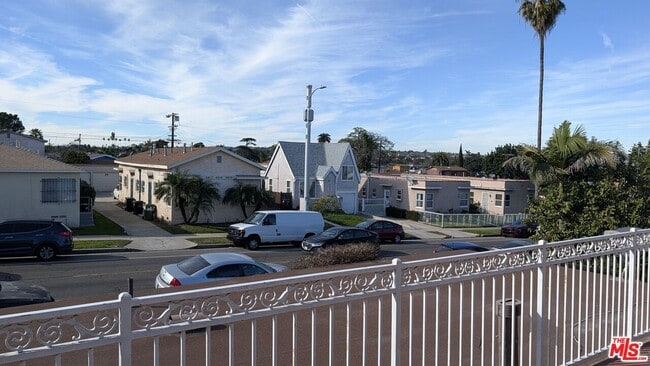 Foto del edificio - 6820 S Van Ness Ave