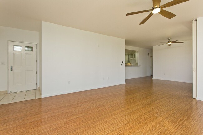Foto del edificio - 3 BED, 2 BATH 2 PARKING IN GATED MOANALUA ...