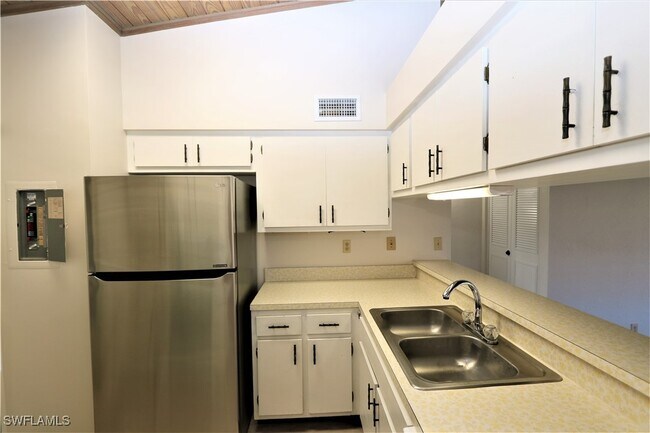 Building Photo - 32 Greenbrier St