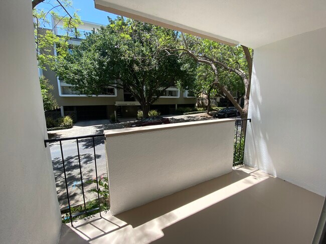 Foto del edificio - 1330 N Sweetzer Ave