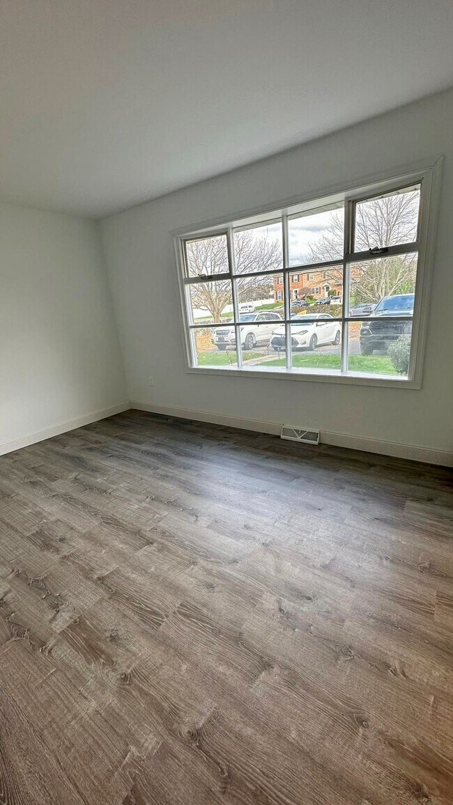 Living room - 2022 Hale Ct