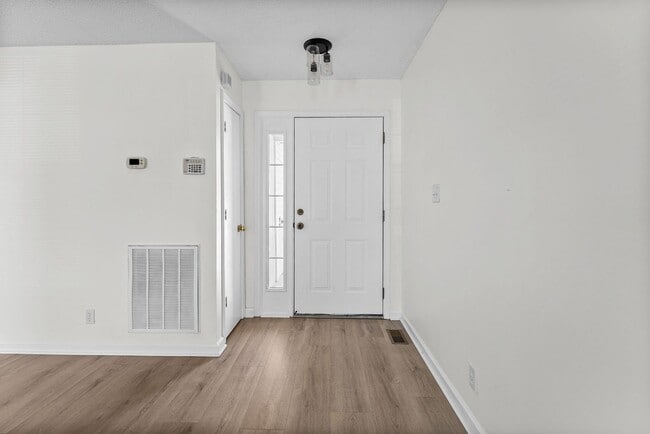 Building Photo - 409 Sandburg Dr