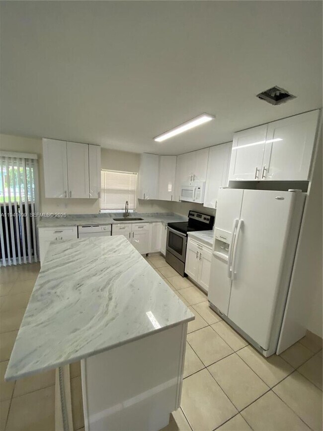 Foto del edificio - 851 SW 63rd Way