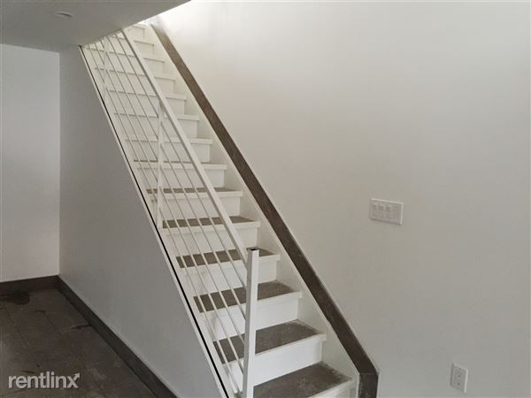 Building Photo - 558 Kosciuszko St