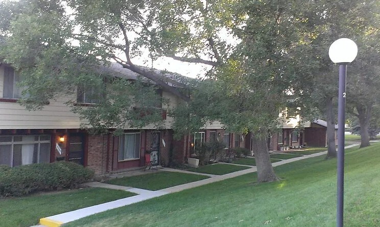 Well maintained mature landscaping throughout First Villa West Townhouse Assoc. - 8369 W Virginia Ave