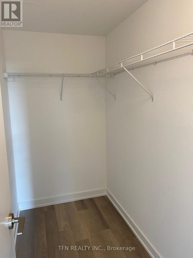 Photo du bâtiment - 1603 Eglinton Ave W