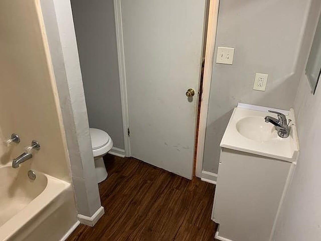 Building Photo - Charming 2 Bedroom Pet Friendly Home!!