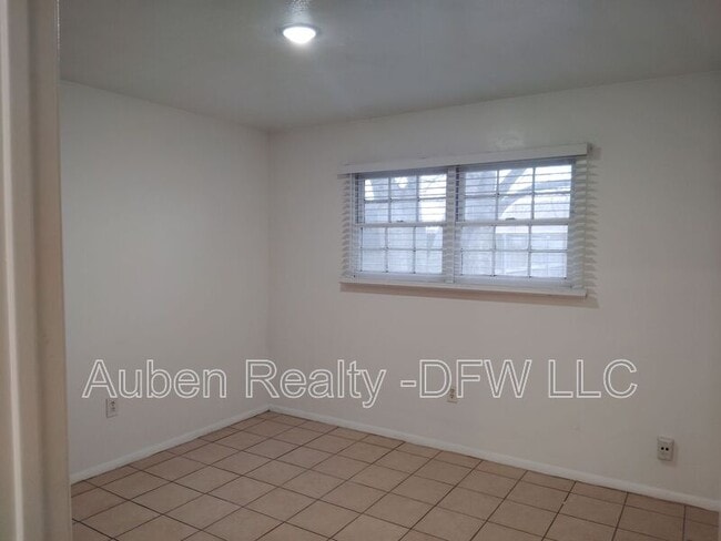Building Photo - 545 Canary Ln