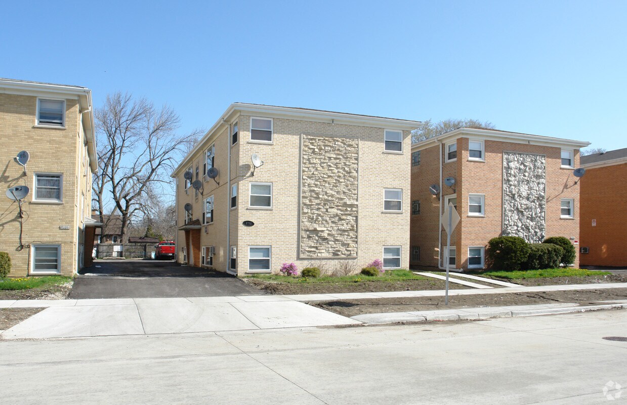 Primary Photo - 8700 Fullerton Ave