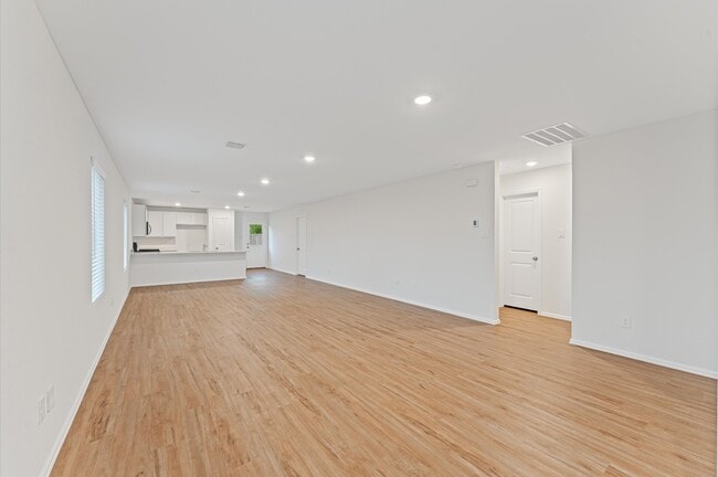Building Photo - 347 Riverwood Village Ln