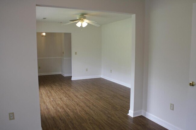 Building Photo - 2070 Dogwood Rd