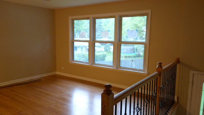 Living room - upper level - 50 Gifford Ct