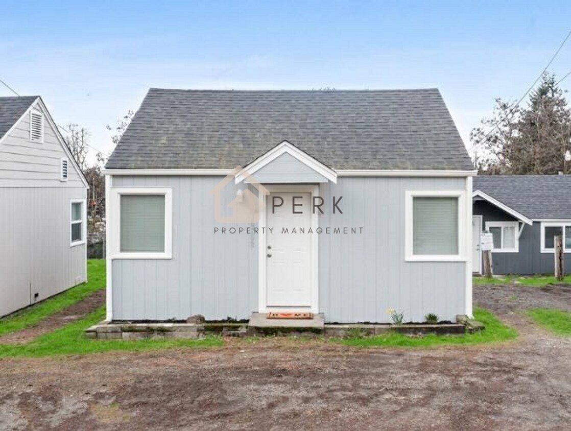 Primary Photo - 1 Bed / 1 Bath Parkland Cottage