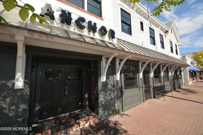 Building Photo - 713 Main St