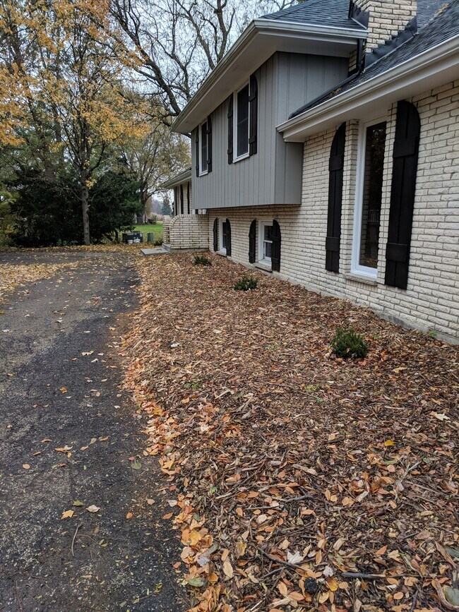 Building Photo - 24461 Boulevard de John