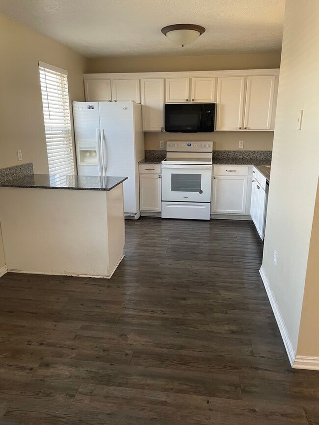 Building Photo - BEAUIFUL TOWNHOME!!!