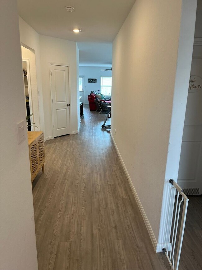 Foto del edificio - Gorgeous 4 Bedroom/3 Bathroom 1-Story Home...