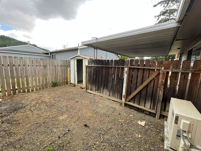 Building Photo - West Roseburg 2 Bedroom house