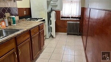 Building Photo - XL  LARGE ROOM FOR RENT BROOKLYN AVENUE/ P...