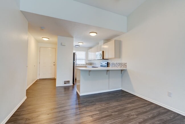 Building Photo - 3 bed 2 bath Condo in Town