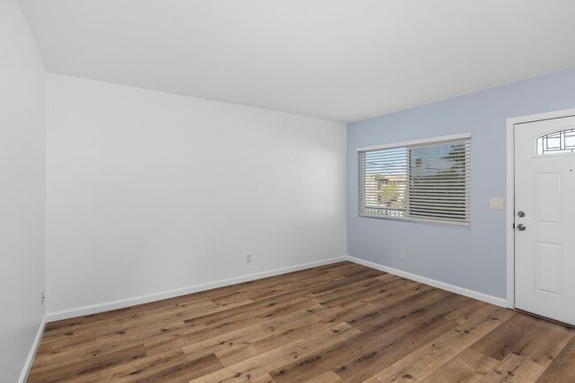 Building Photo - 1413 Hemlock Ave