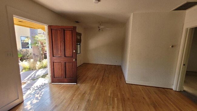 Building Photo - 607 Venezia Ave