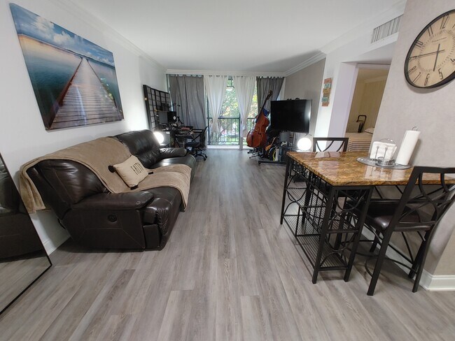 Foto del edificio - 8841 W Flagler St