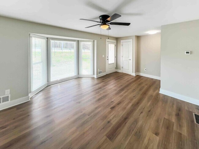 Foto del edificio - Completely Renovated 3 BR/3 BA Ranch with ...