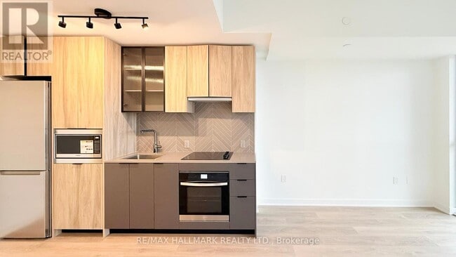 Building Photo - 1037 The Queensway