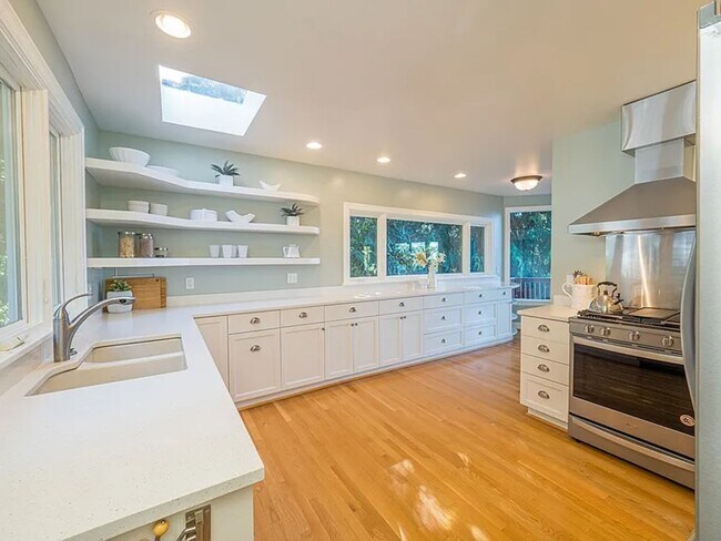 Foto del edificio - Breathtaking Elliott Bay Views & Sunset Serenity—Steps to Alki Beach!