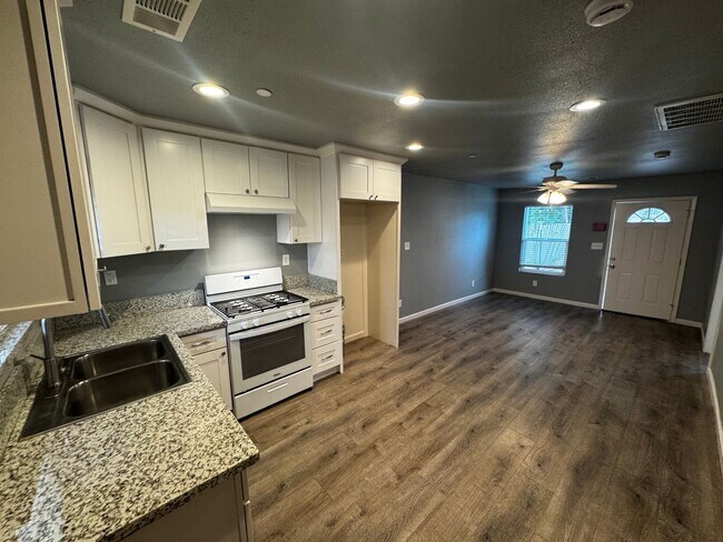 Foto del edificio - APPLY FOR THIS LOVELY HOME NOW!