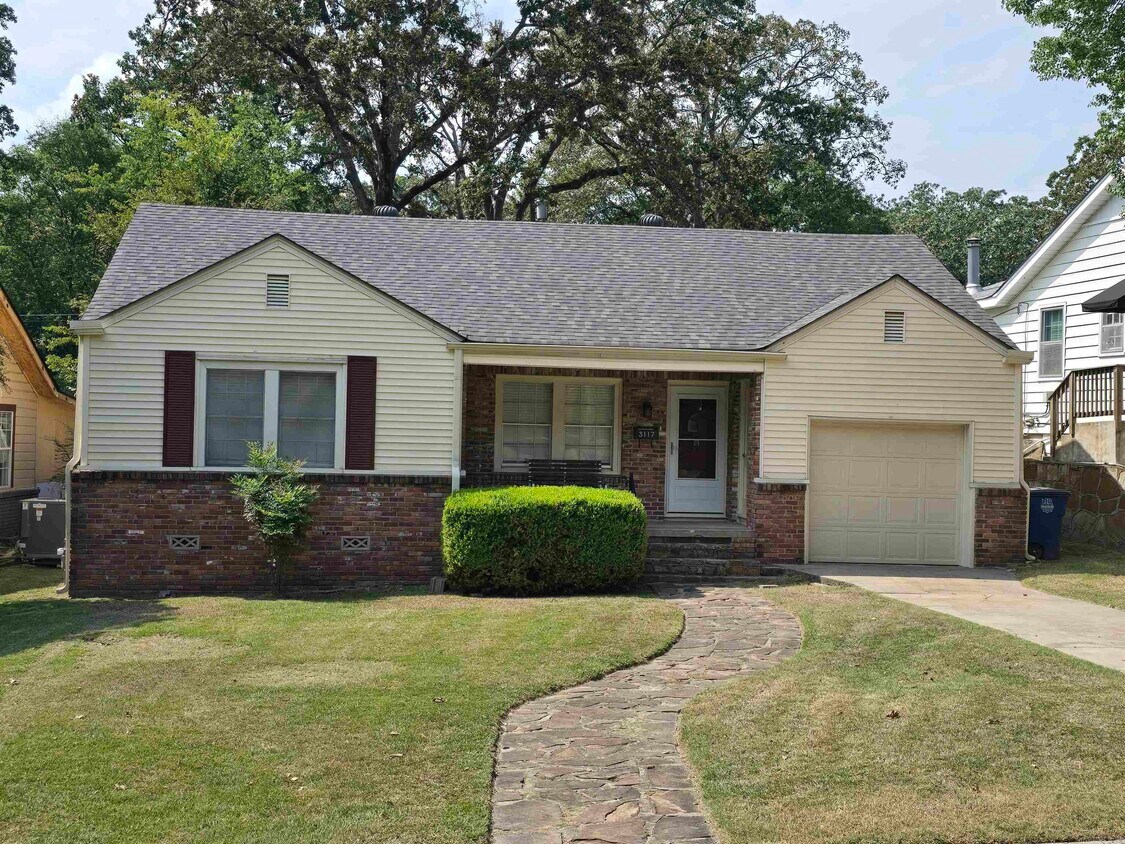 Foto principal - 3117 N Cypress St