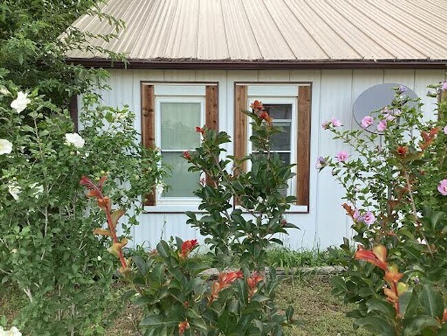 Building Photo - Cozy quiet 2 bedroom 1 bath Sunset TX